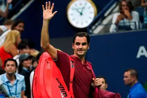 Roger Federer vẫy tay chào tạm biệt Australian Open