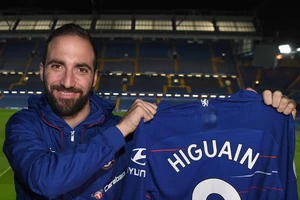 Higuain sẽ mặc áo số 9 tại Chelsea