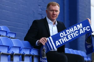 Paul Scholes trong cương vị HLV trưởng Oldham