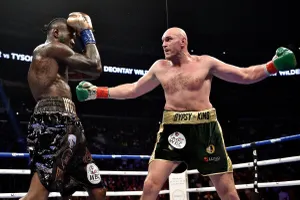 Tyson Fury (phải) và Deontay Wilder