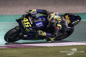 Valentino Rossi đang vào cua cùng với chiếc YZR-M1 trên đường đua tại Qatar