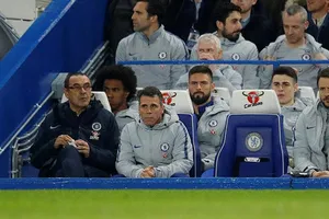 Kepa (thứ 2 từ phải sang) ngồi yên lặng sau hàng ghế của Sarri