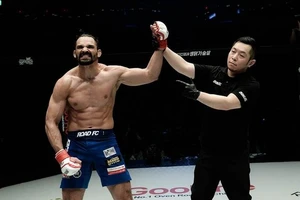 Michel Pereira đang thống trị ở Road FC