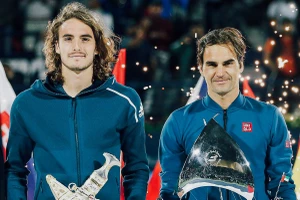 Stefanos Tsitsipas (trái) trong buổi lễ trao giải của Dubai Championships 2019