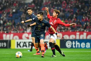 Buriram (áo xanh đen) đã thua Urawa Reds khi không có Xuân Trường trên sân