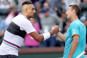 Nick Kyrgios bắt tay Philipp Kohlschreiber sau khi bị loại khỏi Indian Wells