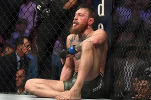 McGregor mệt đến... lè lưỡi sau khi bị Khabib siết cổ