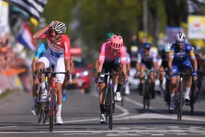 Tận dụng sai lầm của Fuglsang và Alaphilippe, Van der Poel bứt phá giành chiến thắng