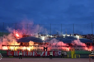 Một góc khán đài đỏ lửa của CĐV Sarajevo