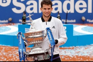 Thiem nâng chiếc cúp vô địch Barcelona Open