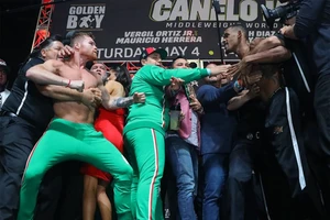 Canelo suýt choảng Jacobs