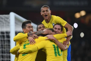 Richarlison (trên cùng) trong màu áo tuyển Brazil