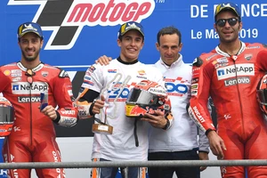 Marc Marquez (thứ 2 từ trái sang) ăn mừng chiến thắng