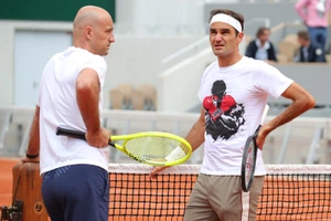 Federer nói chuyện với HLV Ljubicic ở sân Philippe Chatrier