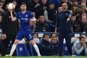 Jorginho và HLV Sarri trong màu áo củ Chelsea