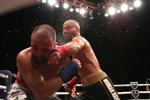 Lobov tung quyền trúng mặt Malignaggi