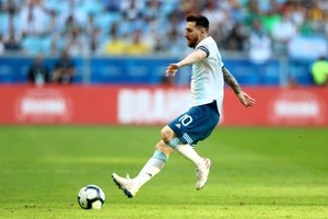 Messi, hãy đuổi theo bóng, như một chú chó săn đuổi mồi săn là một con thỏ