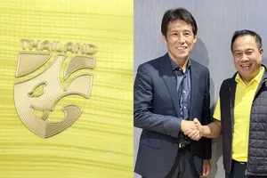 Thông tin mà HLV Nishino (trái) và Chủ tịch FAT đưa ra đang đối nhau chan chát