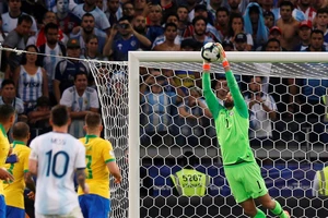 Alisson và ph bay người bắt bóng bằng 2 tay từ tình huống Messi đá phạt hàng rào