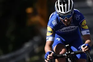 Alaphilippe tấn công ở đỉnh con đèo cuối cùng