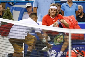 Kyrgios quỳ xuống, dâng giày lên cho Tsitsipas