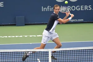 Medvedev lọt vào tứ kết