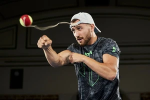 Lomachenko điêu luyện luyện quyền với bóng quần