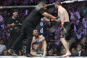 Khabib suýt kết liễu McGregor