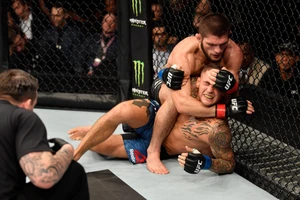 Khabib ra tuyệt chiêu siết cở Poirier