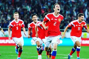 Mario Fernandes ăn mừng sau khi ghi bàn vào lưới Kazakhstan