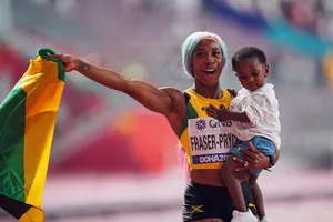 Fraser-Pryce ăn mừng chiến thắng cùng con gái của mình