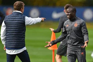 Kante tươi cười quay trở lại tập luyện