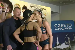 Brodnicka hôn môi đối thủ