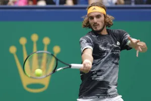 Tsitsipas lật đổ Djokovic