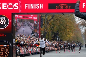 Kipchoge băng qua cổng chào và làm nên lịch sử