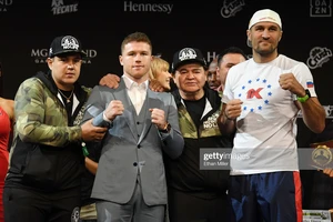 Canelo thấp hơn Kovalev một cái đầu