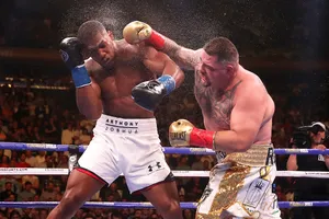 Andy Ruiz (phải) từng gây bất ngờ khi đấm gục AJ