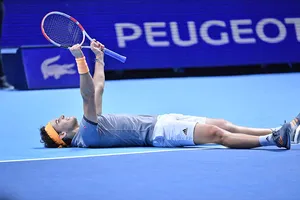 Thiem nằm lăn ra sân ăn mừng chiến thắng