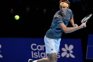 Zverev trong trận thua Tstispas