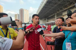 Đỗ Hùng Dũng tự tin trả lời phỏng vấn trước các phóng viên Việt Nam