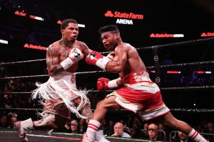 Gervonta Davis (trái) thắng KO Yuriorkis Gamboa