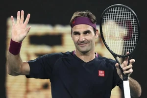 Roger Federer húa vía lọt vào vòng 4