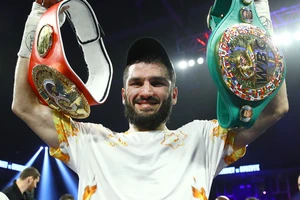 Beterbiev hiện đang sở hữu 2 đai WBC và IBF hạng dưới nặng