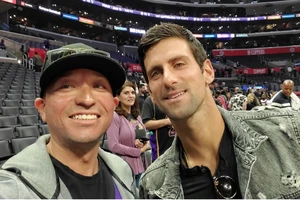 Djokovic giao lưu với khán giả khi dự khán một trận NBA