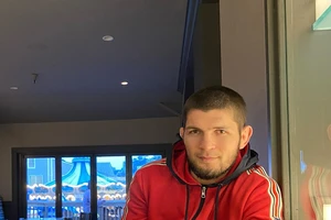 Khabib tươi tỉnh uống cà phê