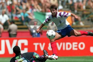 Salenko tung hoành trước tuyển Cameroon ở World Cup 1994