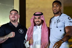 Thái tử Bin Salman chụp ảnh chung với Anthoy Joshua và Andy Ruiz