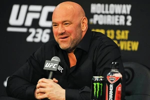 Ông bầu trọc đầu Dana White rất tươi tỉnh khi UFC có thể quay trở lại