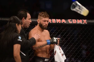 Jeremy Stephens rất được "đám đông" quan tâm, đây là lần người ta chọi cả ly nhựa vào trong lồng sắt bát giác khi anh thi đấu