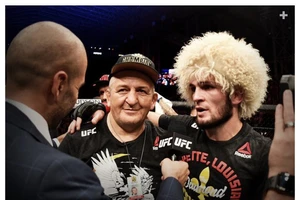 Tấm hình mà McGregor sử dụng để cầu nguyện cho cha của Khabib